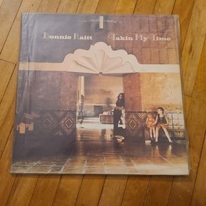 Bonnie Raitt Takin MY Time vintage record album. Black LP GUC